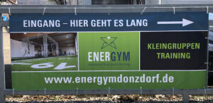 Mehr über den Artikel erfahren ENERGYM-Outdoor-Banner-Einfahrt